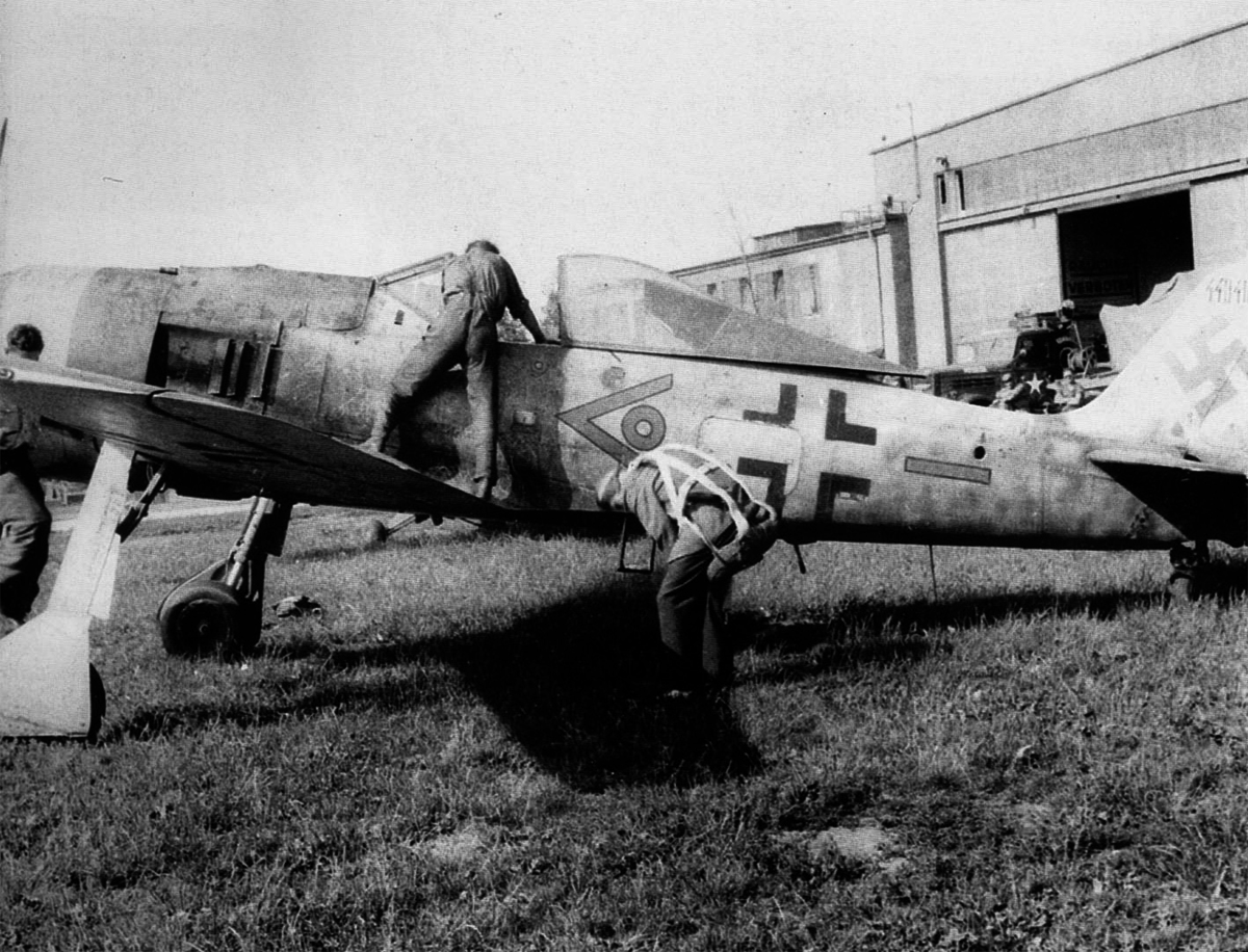 洋書 Focke Wulf FW 190: From 1940-1945 Focke Wulf FW 190 : From 1940 - 1945 by Dominique Breffort