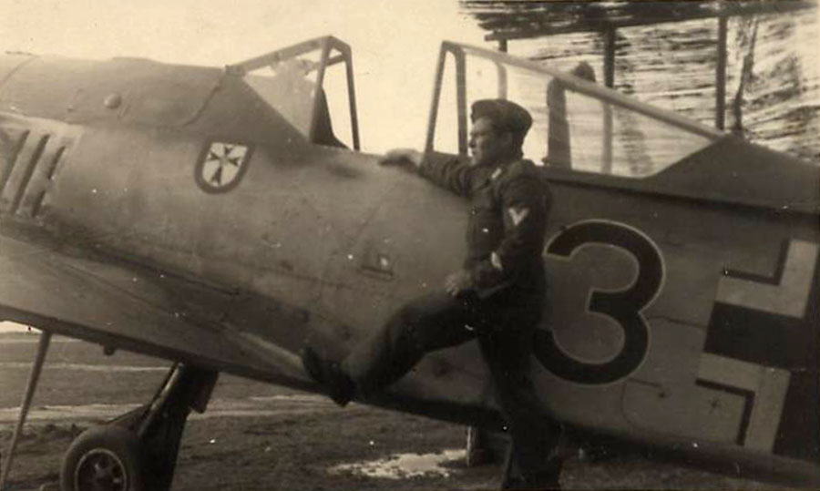 Focke Wulf Fw 190A7 2.JG1 Black 3 1944 01