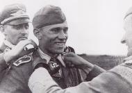 Asisbiz Aircrew Luftwaffe pilot 9.JG52 Alfred Grislawski Crimea Russia July 1 1942 01