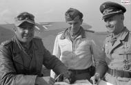 Asisbiz Focke Wulf Fw 190A4 6.JG2 Yellow 1 Kurt Buhligen and Gen Hans Seidemann at Kairouan Tunisia May Jun 1943 01