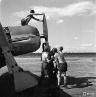 Asisbiz Focke Wulf Fw 190A II.SG3 changing the propellor Immola 28th Jun 1944 01