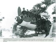 Asisbiz Aircrew Luftwaffe JG26 pilots pose on q Focke Wulf Fw 190D9 Jan 1945 Avions 165 P11