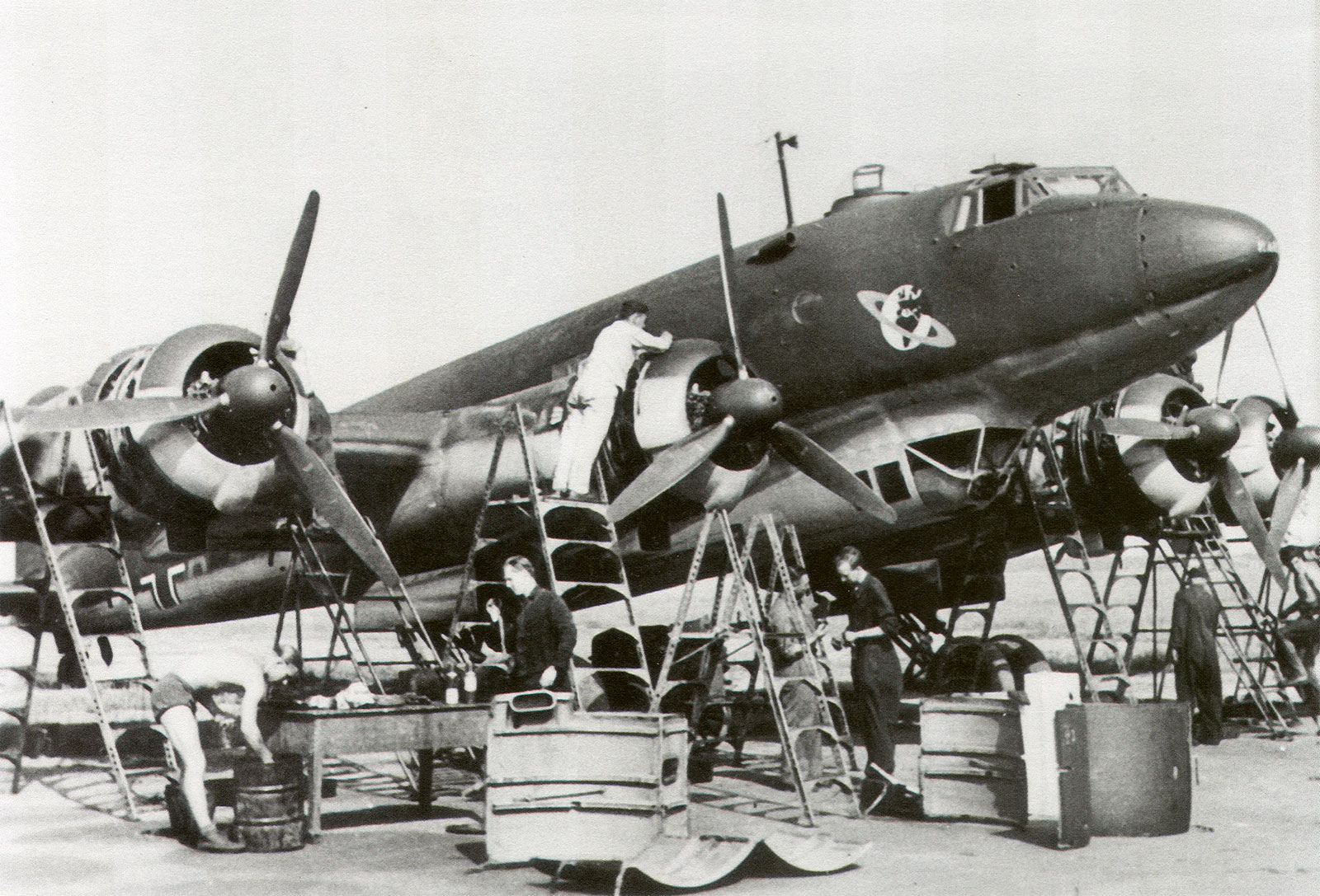 Focke Wulf Fw 200C Condor Stab I.KG40 (F8+AB) maintenance France 1941 01