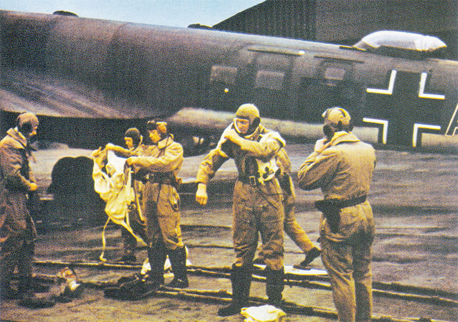 Focke Wulf Fw 200C Condor KG40 crews 02