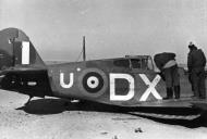 Asisbiz Curtiss Tomahawk IIB SAAF 4Sqn DXU force landed North Africa 02