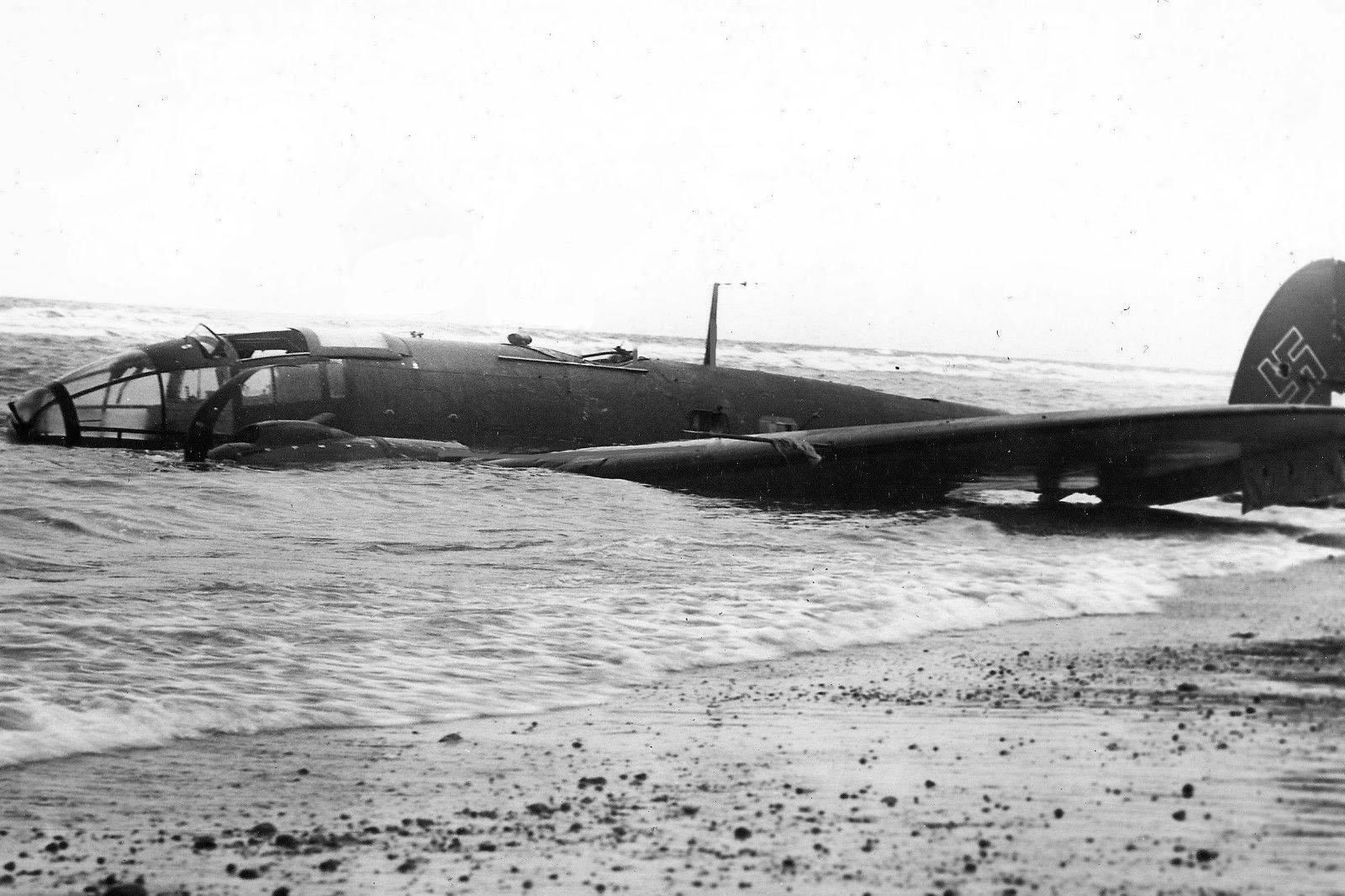Kanalkampf Heinkel He 111 ditched near the shore Battle of Britain 1940 01