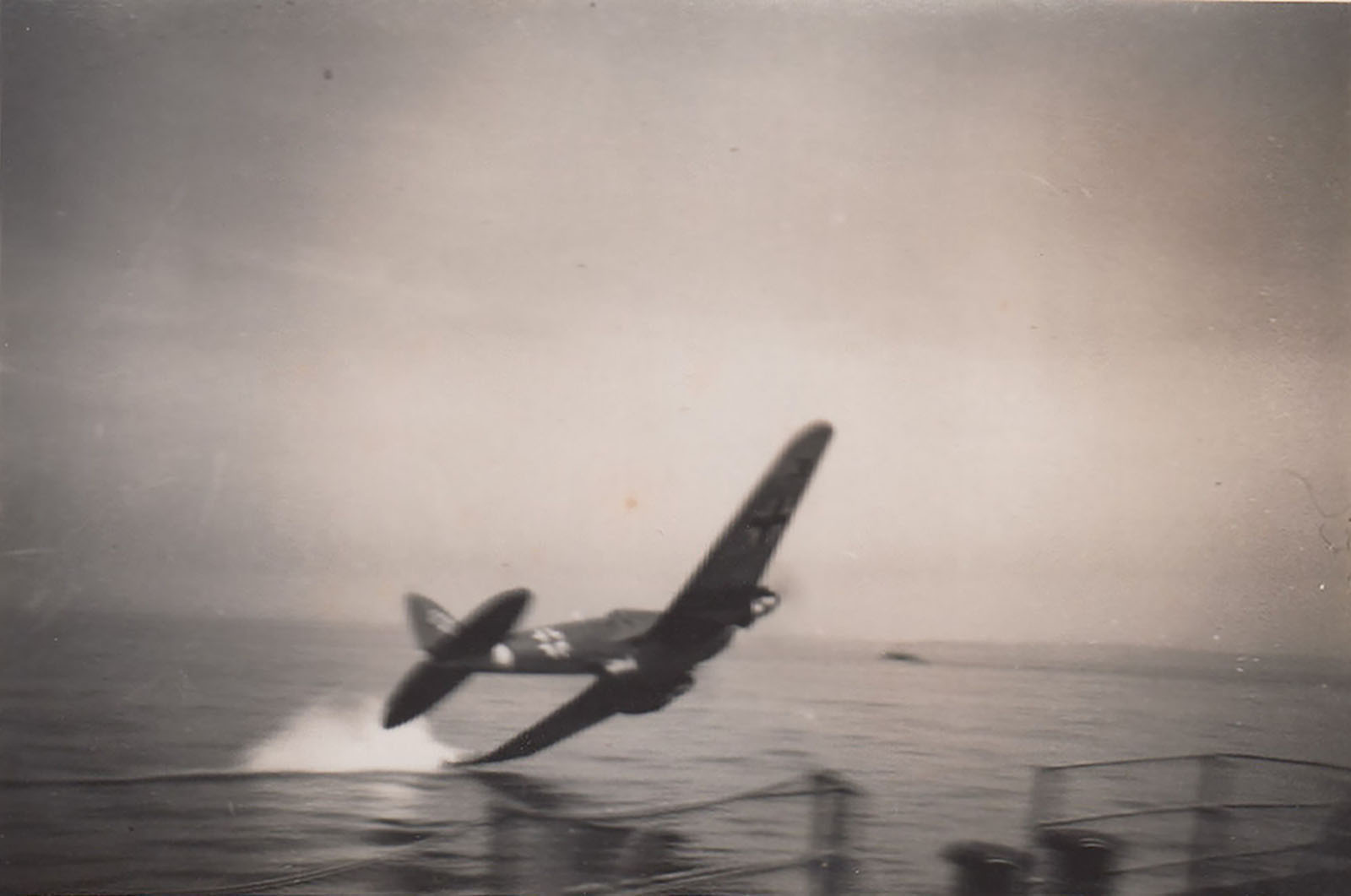 MTO Heinkel He 111 ditching near a ship Mediterranean Sea 1941 42 01