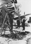 Asisbiz Heinkel He 111 under going field maintenance 12th Nov 1941 NIOD
