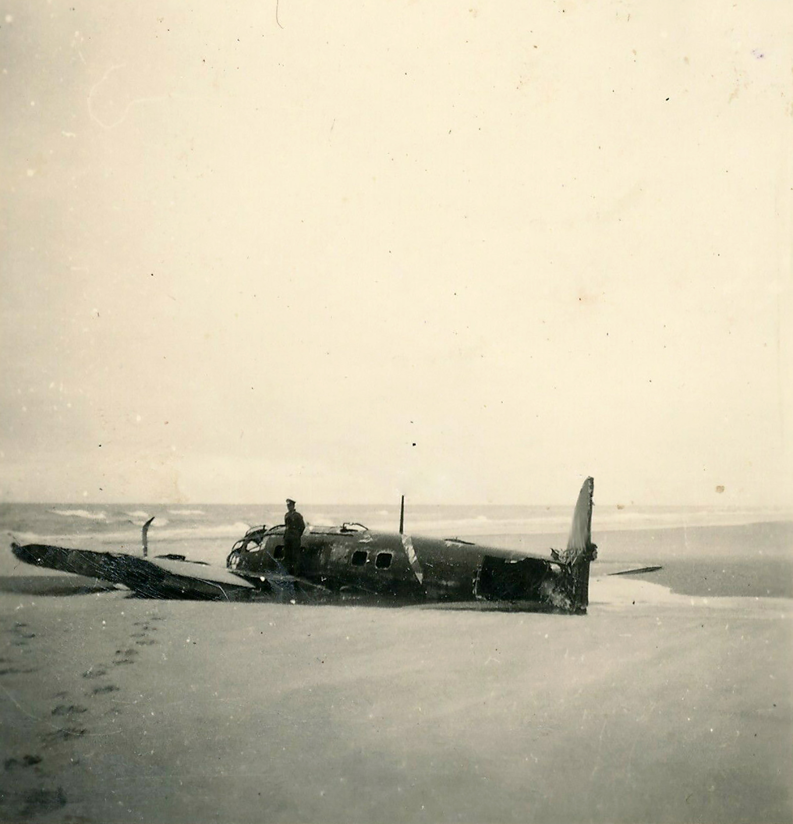 Heinkel He 111 lies abandoned after belly landing on a beach ebay 01