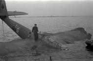 Asisbiz Heinkel He 115C 3.KuFlGr906 being recovered Zeeburg Holland 1940 NIOD