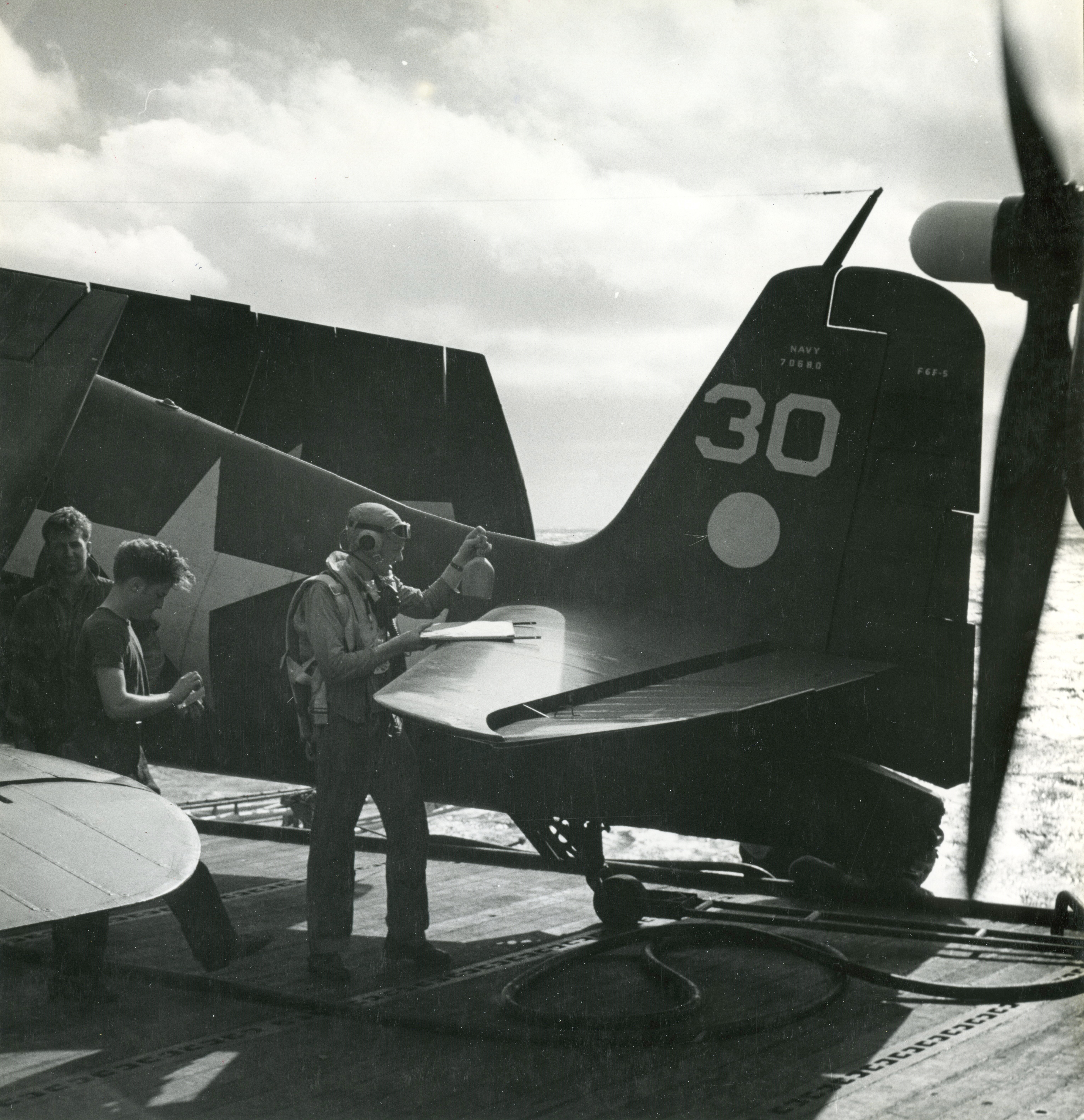 Grumman F6F 5 Hellcat VF 11 Sundowners White 30 aboard CV 12 USS Hornet Nov 1944 01