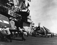 Asisbiz Grumman F6F 3 Hellcat VF 15 personnel crowd Vultures Row aboard CV 9 USS Essex 01