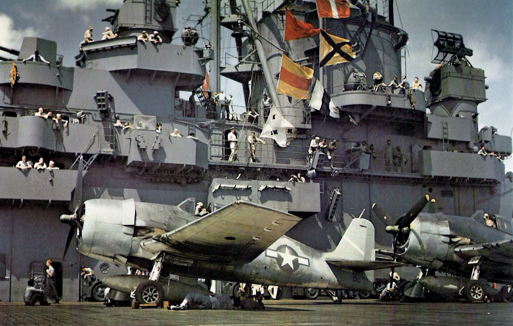 Nombreuses photos WWII colorisées Grumman-F6F-3-Hellcat-VF-5-White-00-Marcus-Island-raid-CV-10-USS-Yorktown-1943-01