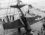 Asisbiz Grumman F6F 3 Hellcat VF 6 White 6 or VF 24 landing mishap CV 10 USS Yorktown 1944 01