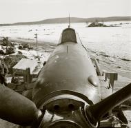 Asisbiz Hurricane I USSR 17GvShAP 17GvShAP Z3577 captured by Finnish forces Tiiksjarvi 10th Apr 1942 15153