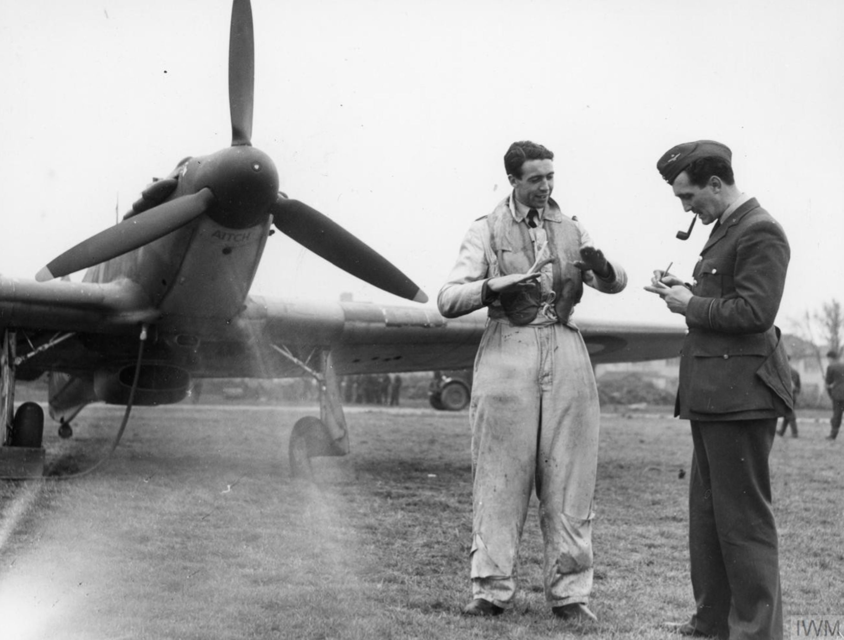 asisbiz-raf-intelligence-officer-debriefing-a-pilot-17-oct-1940-iwm-hu104480