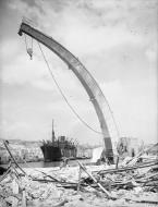 Asisbiz SS Melbourne Star discharging cargo on arrival at Malta 19 24 Aug 1942 IWM A11495