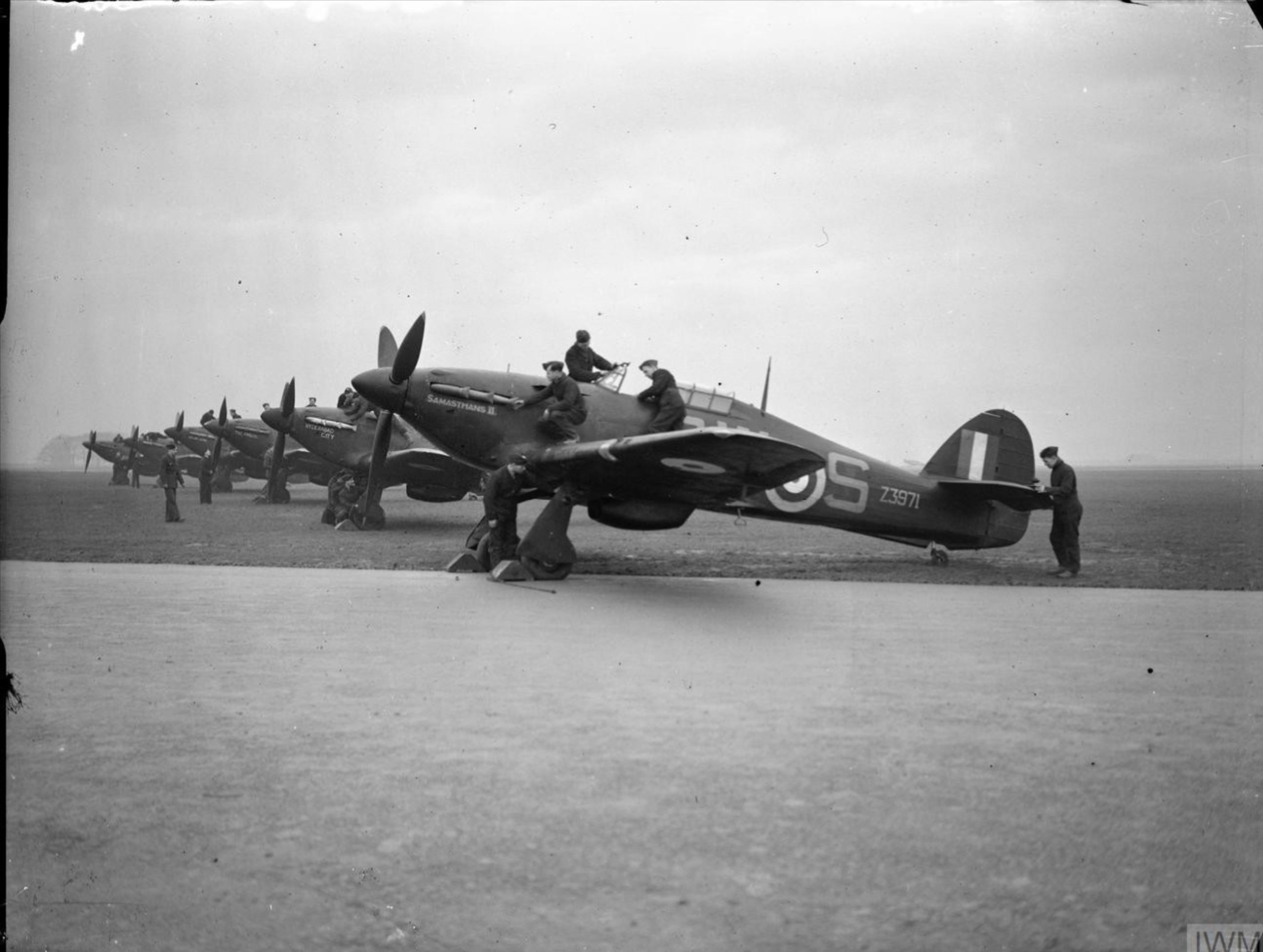 ACADEMY 1/72 HURRICANE NF Mk IIC JUBELIN Le marin de métier et pilote de fortune Hurricane-IIb-RCAF-253Sqn-SWS-Z3971-lined-up-at-Hibaldstow-Lincolnshire-1942-IWM-CH4391