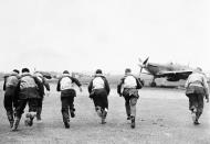 Asisbiz Aircrew RAF 601Sqn (County of London) demonstrate a scramble for USAAF at Northolt 9th Jan 1941 IWM HU2408
