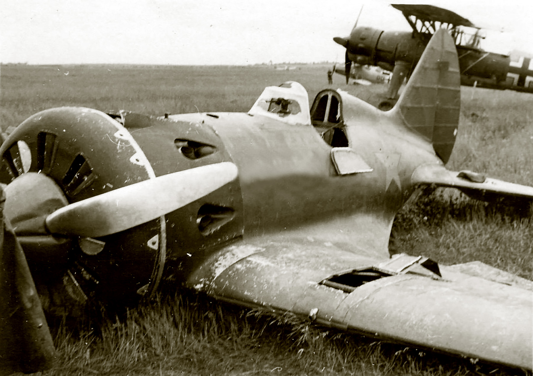 Polikarpov I 16 type 5 force landed foreground are Luftwaffe Henschel Hs 126 1941 ebay 01