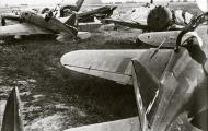Asisbiz Polikarpov I 16 type 28 89IAP 1Sqn Red 2 sn 2821311 captured during the Barbarosa onslaught 1941 02