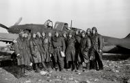 Asisbiz Ilyushin Il 2 Sturmovik 18GvShAP group photo ofpilots and crews Caucasian front Dec 1941 01