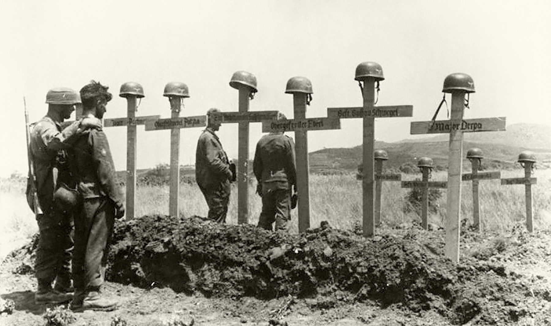 German soldiers pause before the graves of their comrades Bundesarchiv