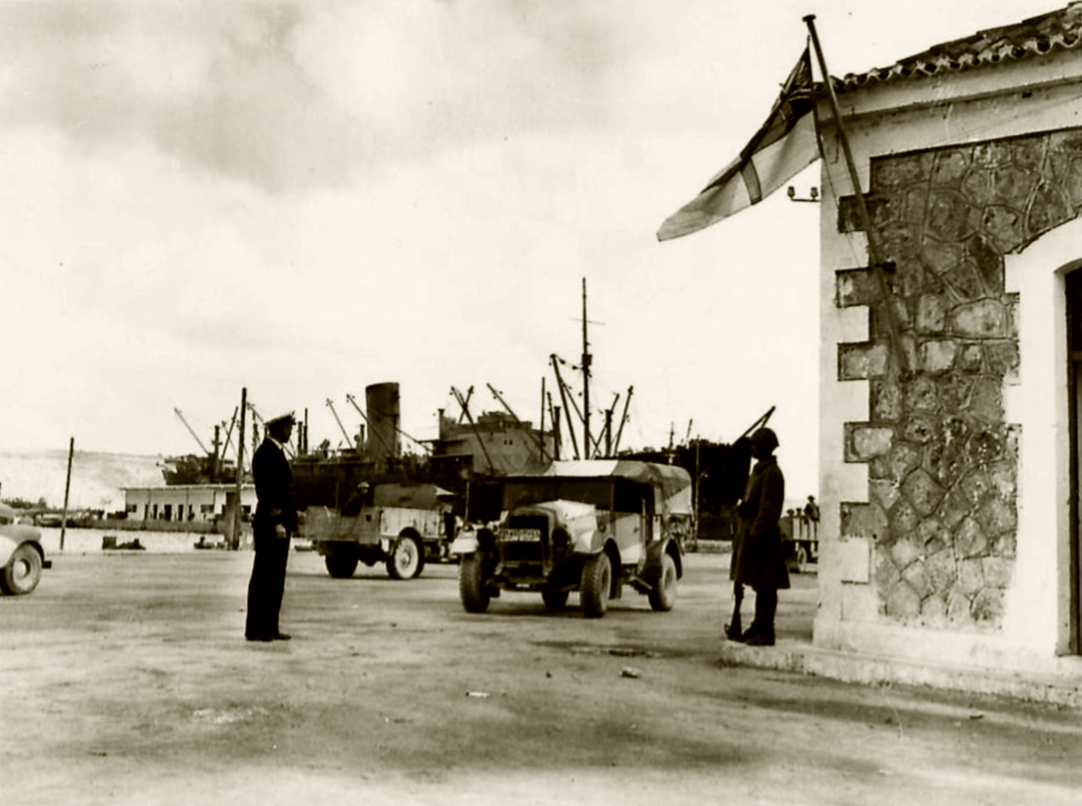 Reinforcing Crete scene on the quayside on the arrival of some of the British troops IWM E1175