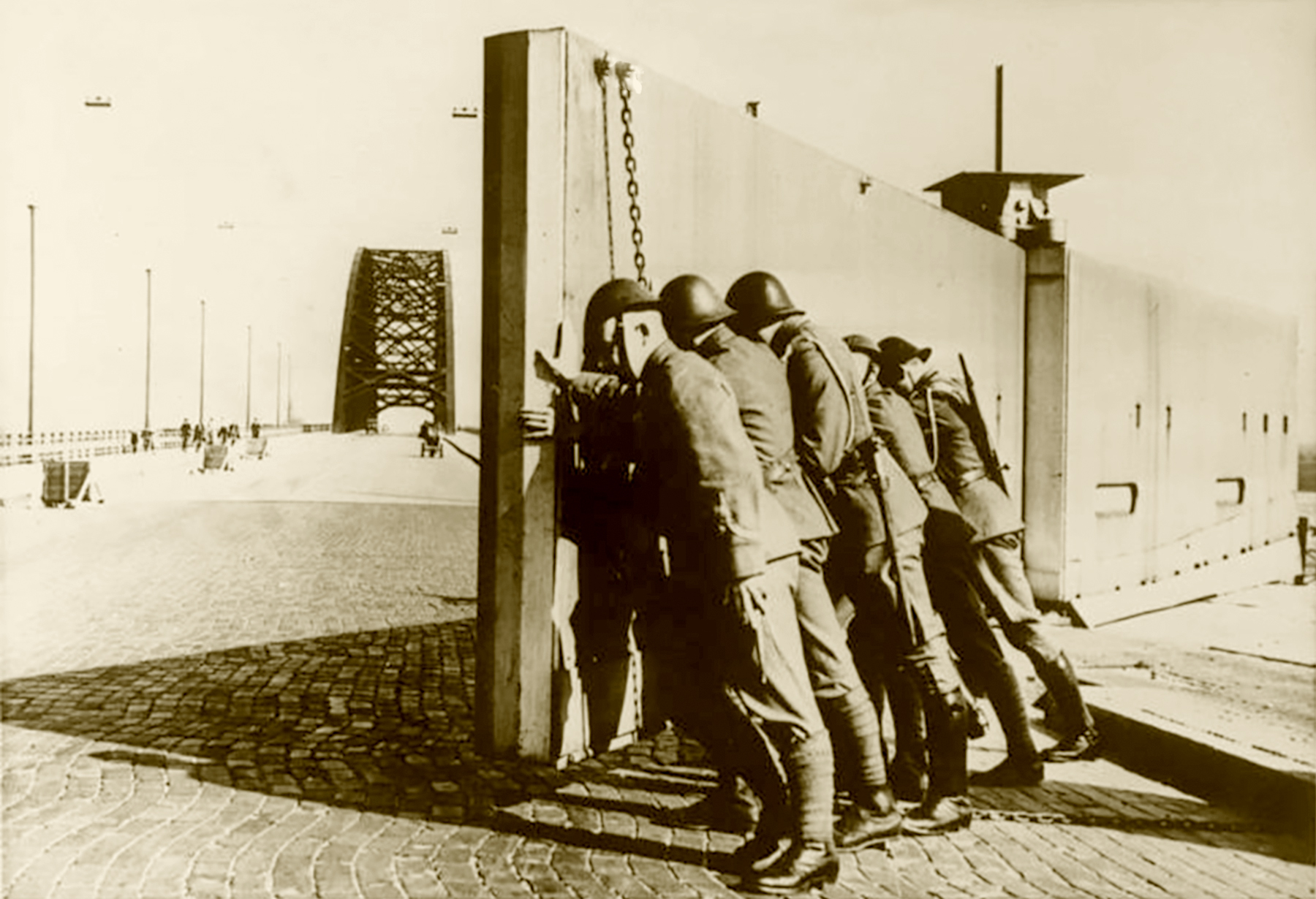 Dutch troops close the barrier of the Nijmegen Waal bridge during the Albania crisis Bund 01