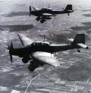 Asisbiz Junkers Ju 87G2 Stuka Stab 10.(Pz)SG2 T6+AD white 17 Slovakia 1944 01