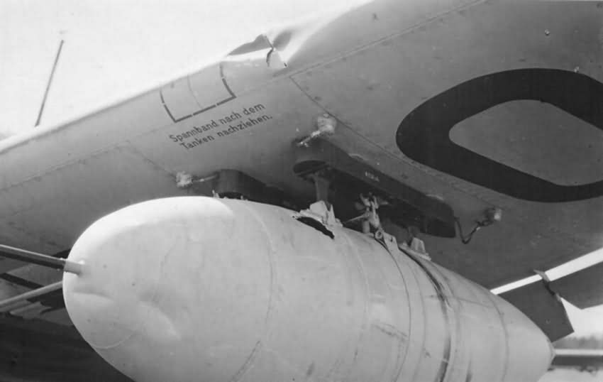 Aircraft factory signs Junkers Ju 87R Stuka Spannband nach dem Tanken nachziehen 01
