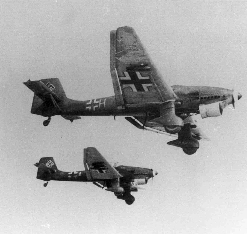 Junkers Ju 87B1 Stuka Sturzkampffliegerschule coded H in dive bombing formation 01