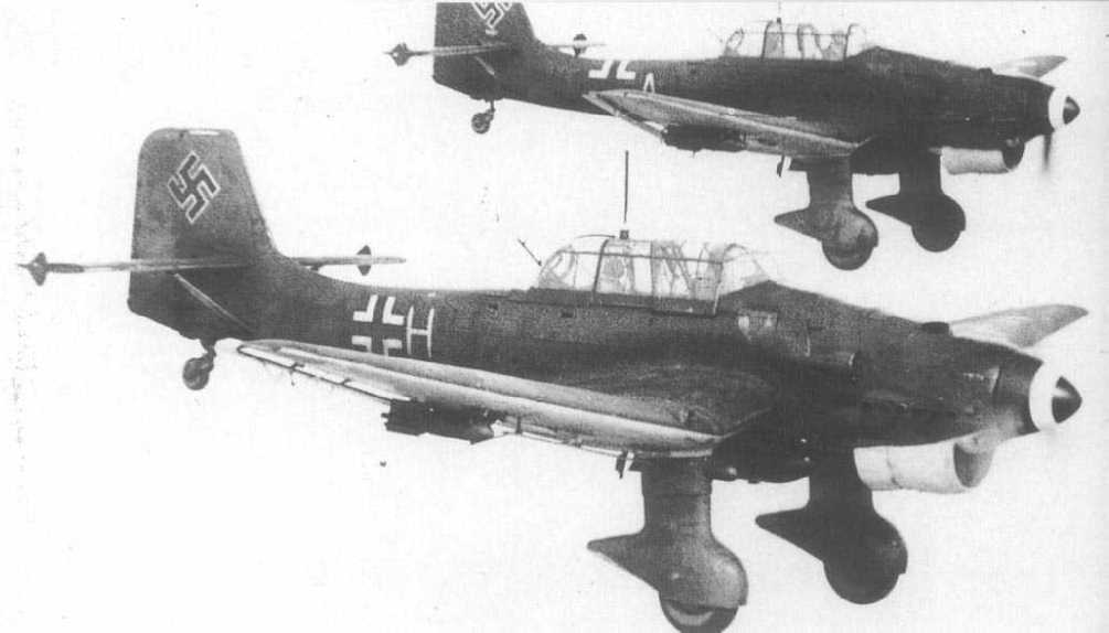 Junkers Ju 87B1 Stuka Sturzkampffliegerschule coded H in dive bombing formation 02