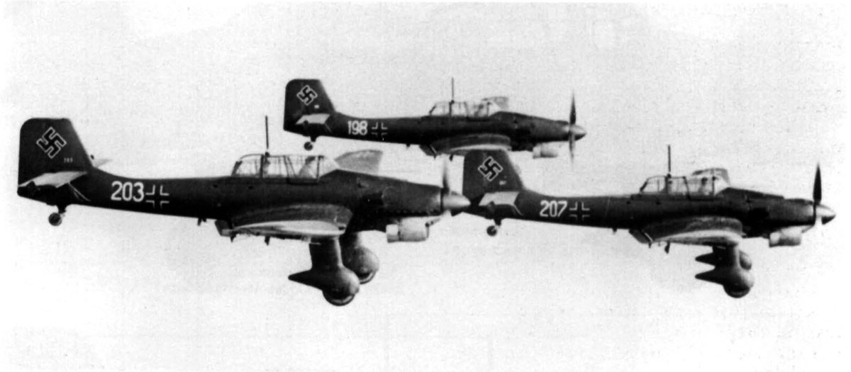 Junkers Ju 87B1 Stukas WNr 0870207 0870203 0870198 overflying Bremen Lemwerder Factory 1938 02