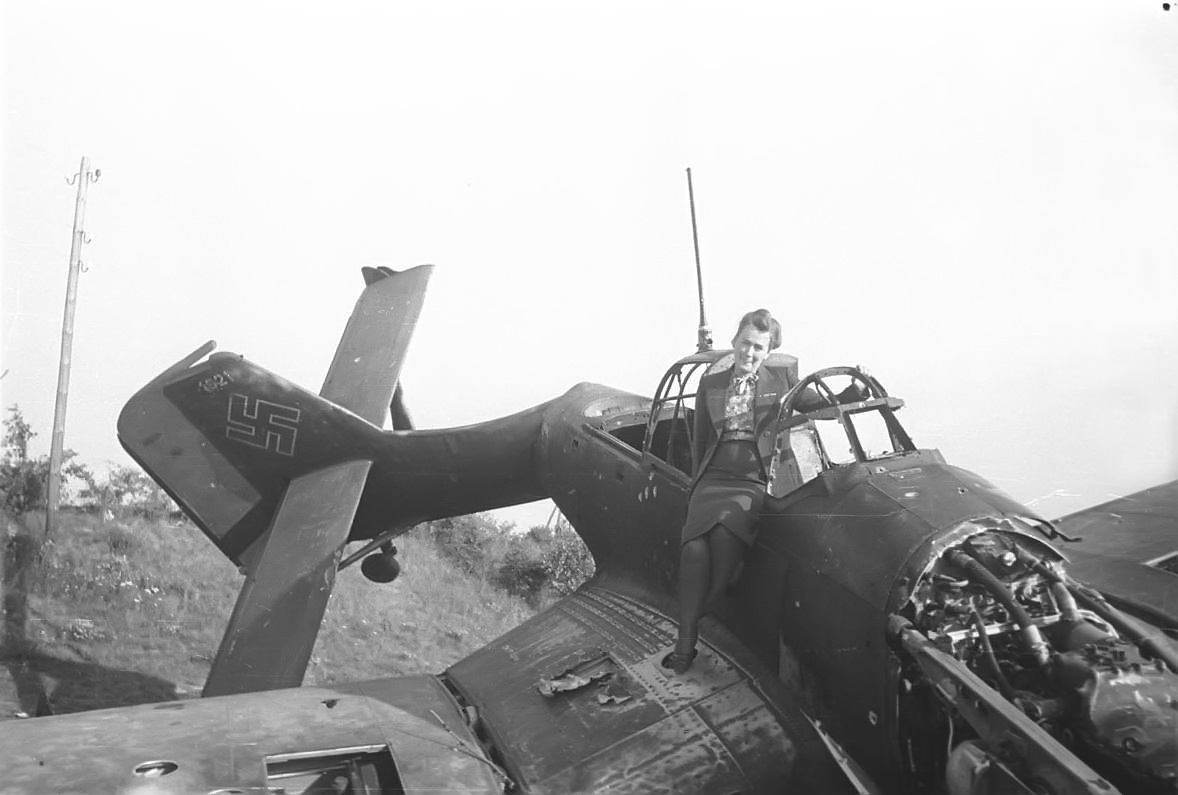 BW photo Red Army Bode Natalia poses on a crash landed Ju 87D Stuka WNr 1521 Russia 01