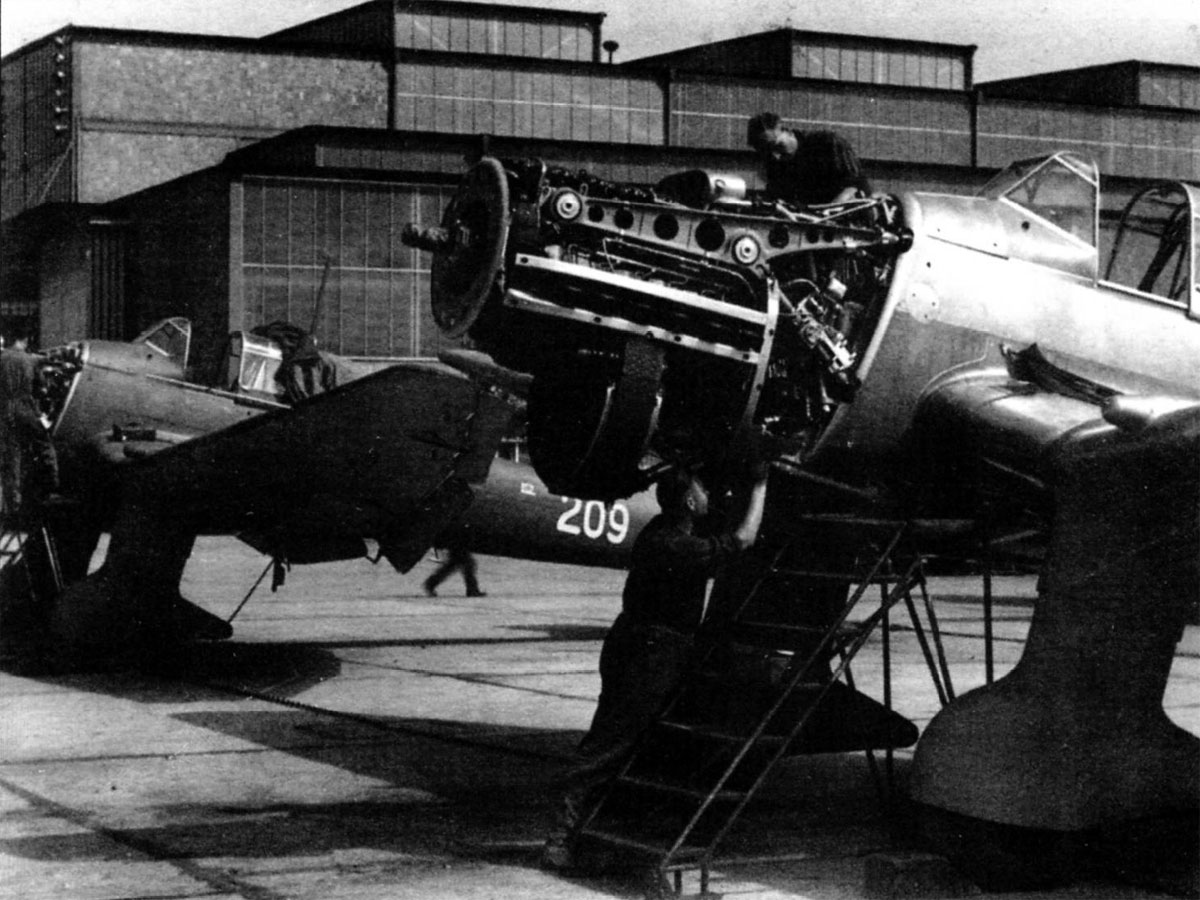 Junkers Ju 87B1 Picchiatelli RA 209 squadron Jumo 211 engine undergoing routine maintenance 01