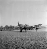 Asisbiz Junkers Ju 87D5 Stuka 1.SG3 S7+AH taxing at Immola 2nd Jul 1944 01