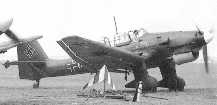 Junkers Ju 87B1 Stuka 1.StG1 (A5+HH) showing under wing white H 1939 01
