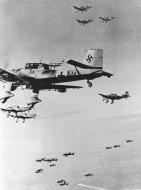 Asisbiz Junkers Ju 87R2 Stuka 4.StG2 T6+BM over Derna Libya July 1941 02