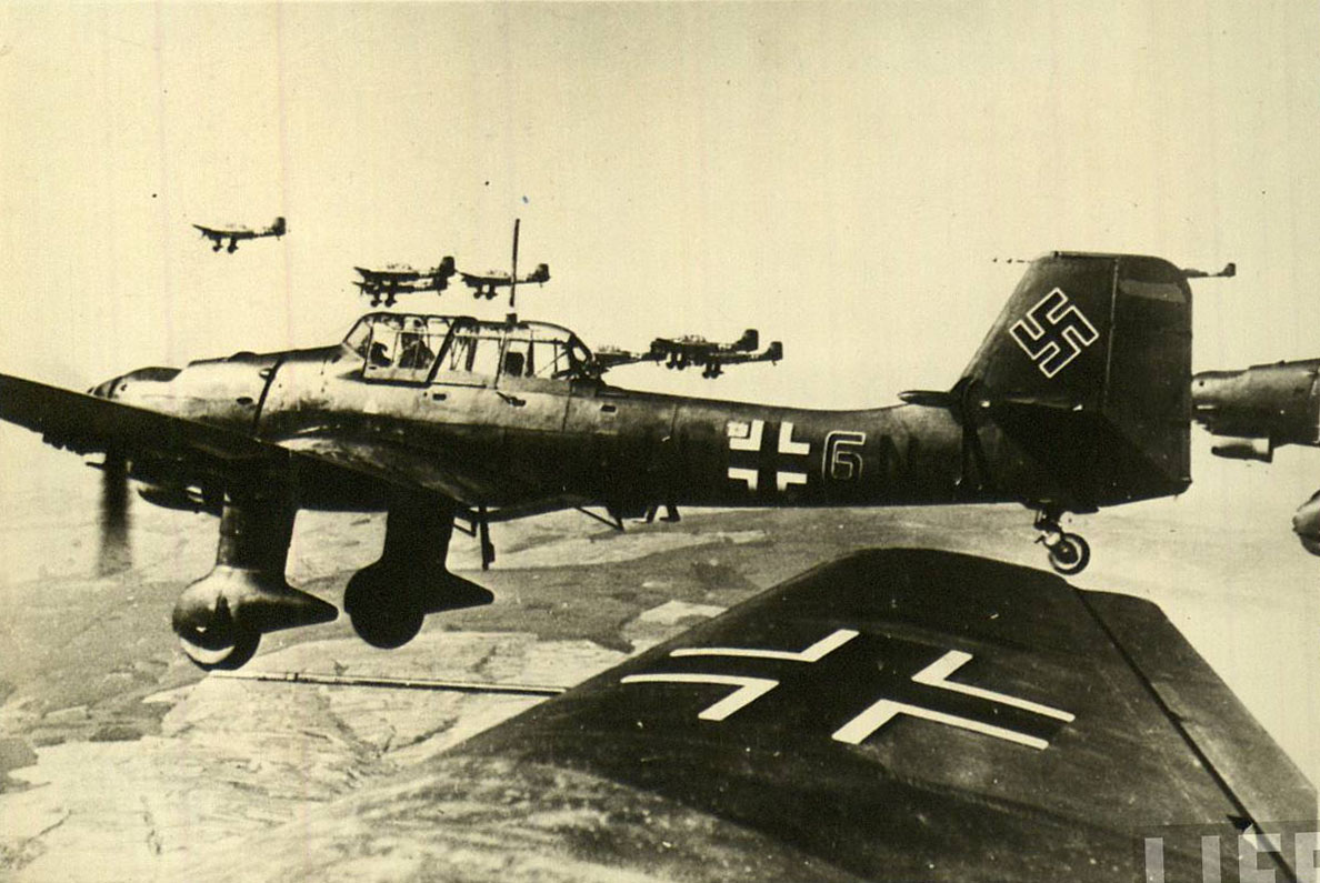 Junkers Ju 87B Stuka 5.StG2 (T6+GN) 02