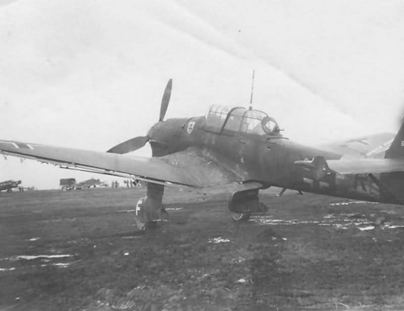 Junkers Ju 87B2 Stuka 7.SG2 (T6+FR) 1941 01