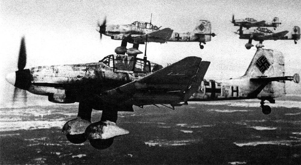 Junkers Ju 87D5 Stuka 1.StG5 (L1+AH) previously from IV.(St)LG1 in tight formation heading for the DZ Belorussia 1942 43 01