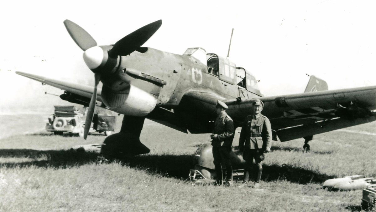 Junkers Ju 87B2 Stuka 4.StG77 (S2+LM) mission ready Russia 1941 01
