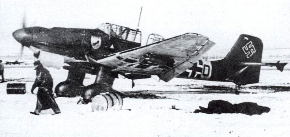 Junkers Ju 87B2 Stuka 5.StG77 (S2+DN) WNr 5235 warming up its engines Crimea winter 1942 01
