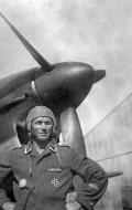 Asisbiz Aircrew Luftwaffe Stuka pilot Helmut Bode Stab III.StG77 Flers France July 1940 01