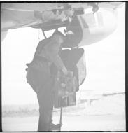 Asisbiz Junkers Ju 88A4 FAF LeLv44 crew boarding for their next mission Onttola 14th Jul 1944 003