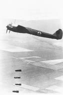Asisbiz Junkers Ju 88A KG30 4D+xx after bomb release over England 11th Sep 1941 NIOD