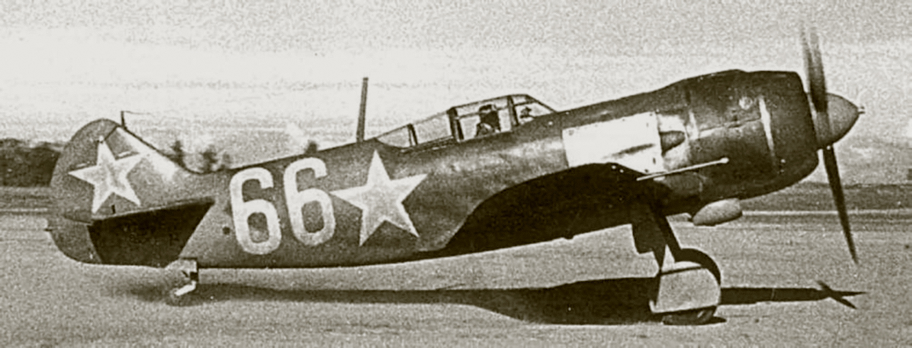 Lavochkin La 5F 21IAP Red 66 taxing Russia 1944 01