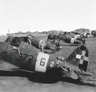 Asisbiz RA Regia Aeronautica Macchi MC200 Saetta 152 Gruppo 372 Sqa 372 6 with 372 2 and 372 7 Brindisi Apr 1941 01