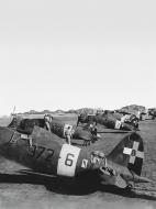 Asisbiz RA Regia Aeronautica Macchi MC200 Saetta 152 Gruppo 372 Sqa 372 6 with 372 2 and 372 7 Brindisi Apr 1941 02